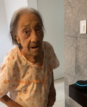 Abuelita emocionada porque Alexa le puso su canción favorita