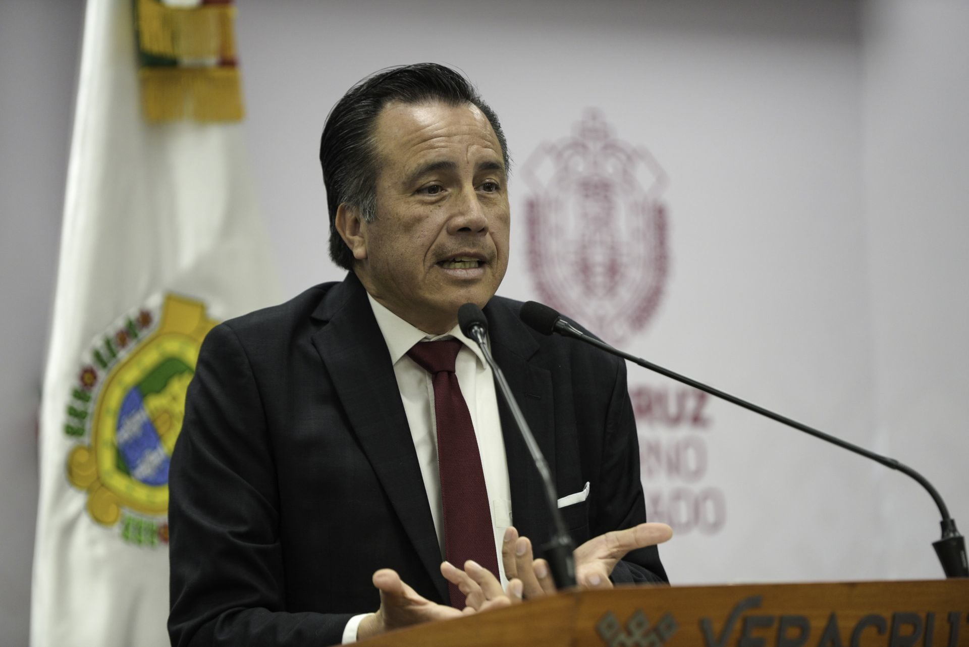 XALAPA, VERACRUZ, 02ENERO2023.- Cuitláhuac García Jiménez, gobernador de Veracruz y la fiscal general, Verónica Hernández Giadáns, salieron en rueda de prensa este lunes tras las matanzas perpetradas en Poza Rica y Córdoba, entre otros hechos violentos. Aseguraron que la ola de violencia al inicio de este 2023 está relacionada con la detención de líderes de la delincuencia organizada.
FOTO: YERANIA ROLON/CUARTOSCURO.COM