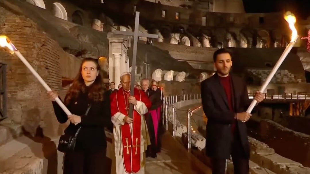 El momento en que el Papa León XIV cargó la cruz en Semana Santa