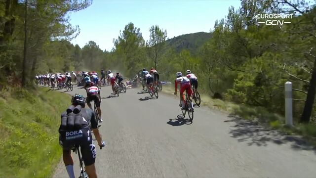 Ciclistas cayeron en un barranco durante la 13ª del Tour de Francia 2021
