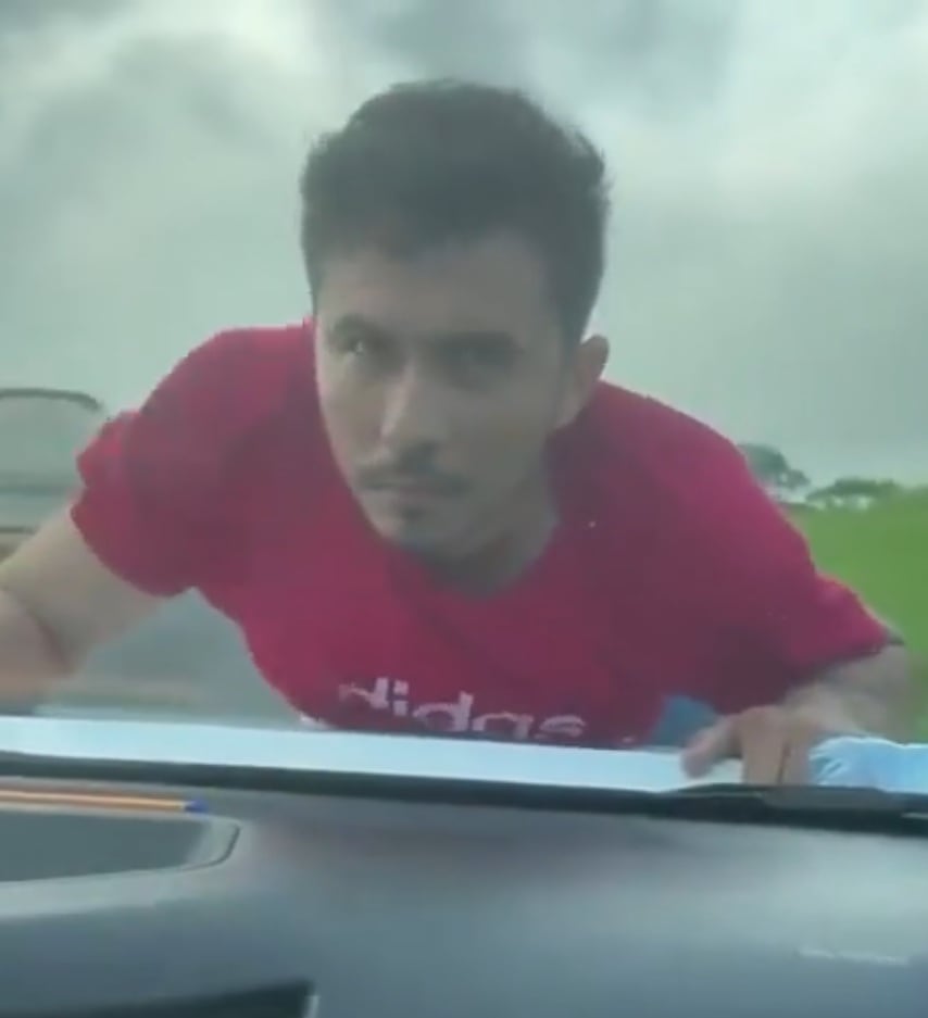 Video de ladrón que quedó colgado del cofre de un automóvil en Veracruz