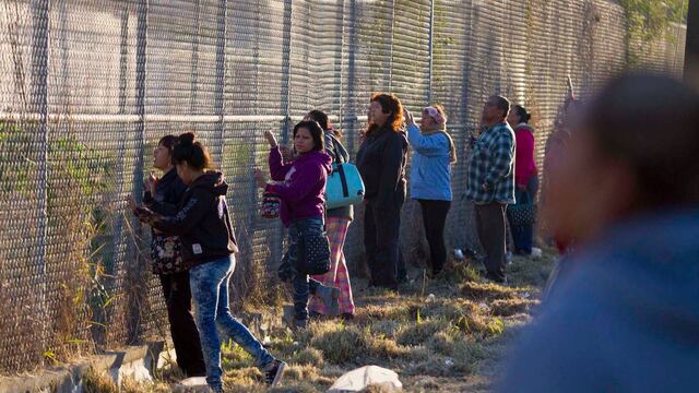 Motín en penal de Topo Chico. Familiares esperan noticias sobre sus reos.