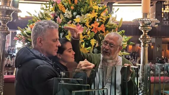 Cinthia Aparicio y Alexis Ayala reciben la bendición en la Basílica de Guadalupe antes de su boda religiosa