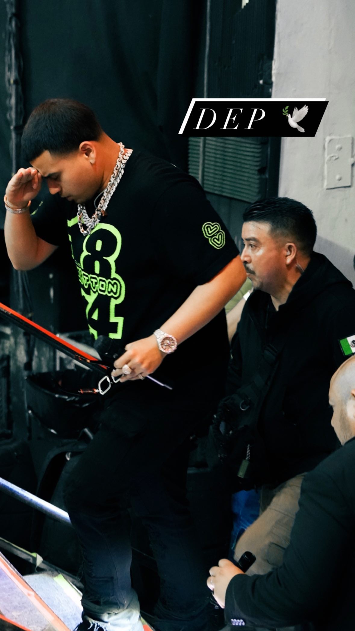 Jesús Ortiz, de Fuerza Regida, despide a Jorge Morales.