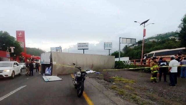 Mujer a bordo de motocicleta muere tras ser aplastada por tráiler en carretera México-Pachuca