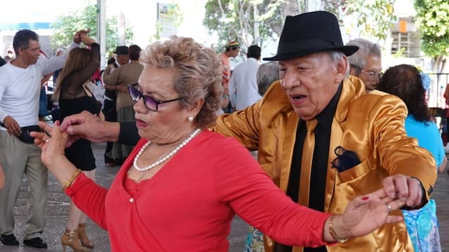 Parejas de adultos mayores asistieron a bailar durante el Domingo de Danzón en la explanada de la alcaldía Iztapalapa