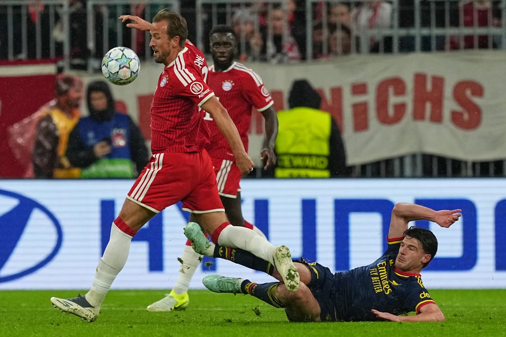 Harry Kane y Declan Rice pelean el balón en el Bayern vs Arsenal
