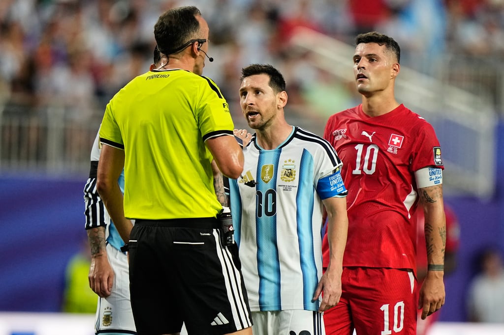 Messi reclama al árbitro Joao Pinheiroa durante el partido Argentina vs Suiza en el Mundial 2026