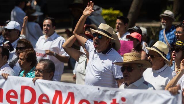 Marcha contra AMLO. Nosotros Somos Chalecos México encabezan.