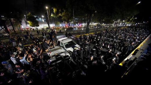 Madres buscadoras avanzan al Estadio Banorte en protesta por desaparecidos