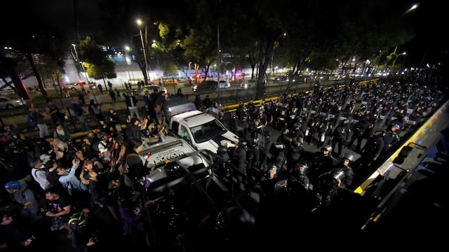Madres buscadoras avanzan al Estadio Banorte en protesta por desaparecidos