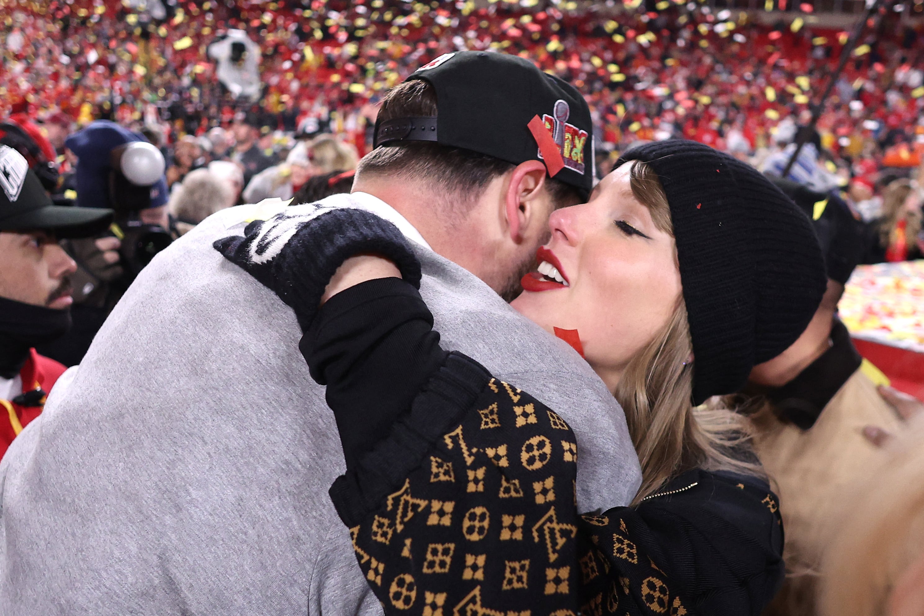 El beso de Taylor Swift y Travis Kelce ante en triunfo de los Kansas City Chiefs para su pase al Super Bowl 2025