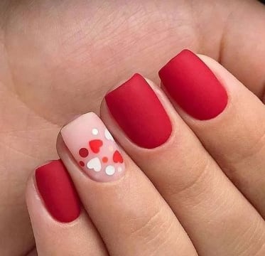 Diseño de uñas cortas para San Valentín