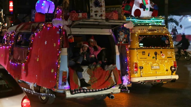 Caravana navideña de combis en Reforma