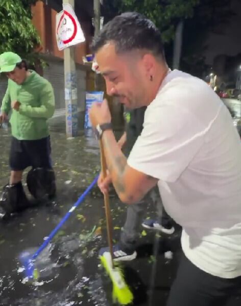 Luis Fernando Peña destapó una coladera para que su casa no se inundara