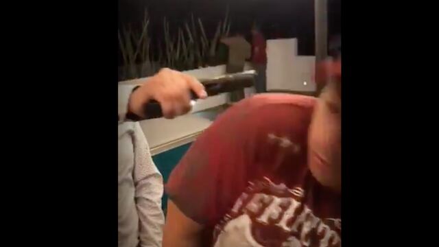 Eduardo Antonio Ruiz Pazos, regidor de Teziutlán, encañona a un hombre en Puebla