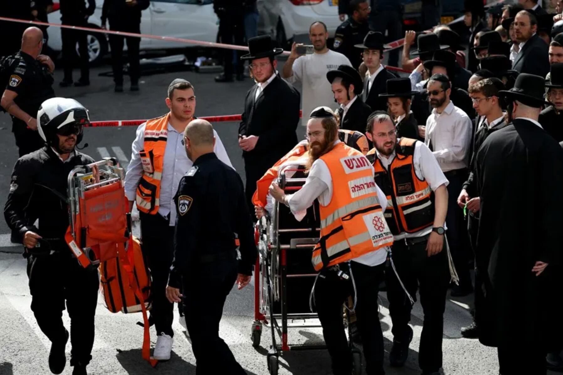 Personal sanitario israelí traslada a uno de los heridos en un ataque en Jerusalén, este lunes 22 de abril.