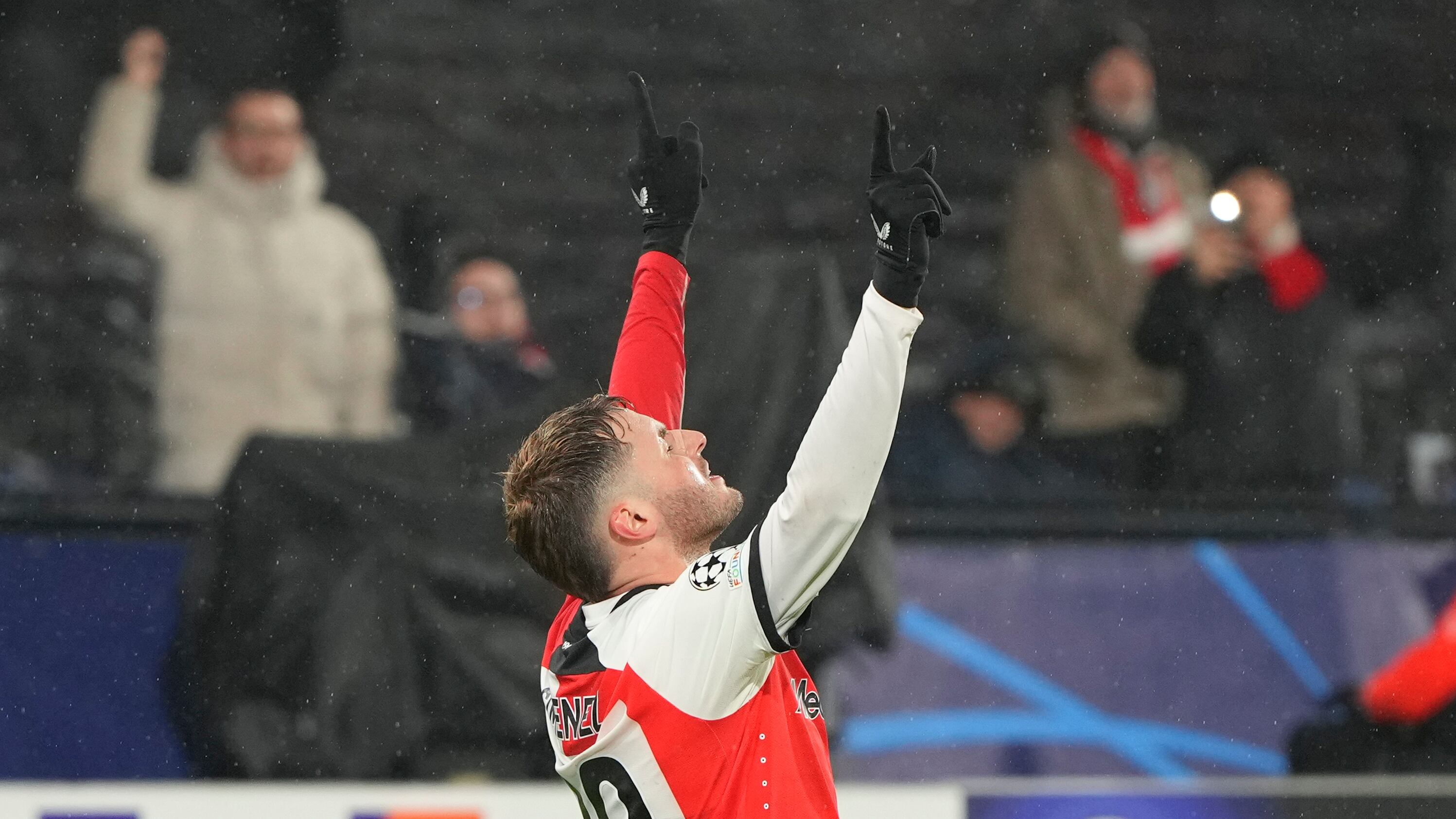 ¿Regresa a Feyenoord? Club hace inesperado anuncio sobre Santiago Giménez