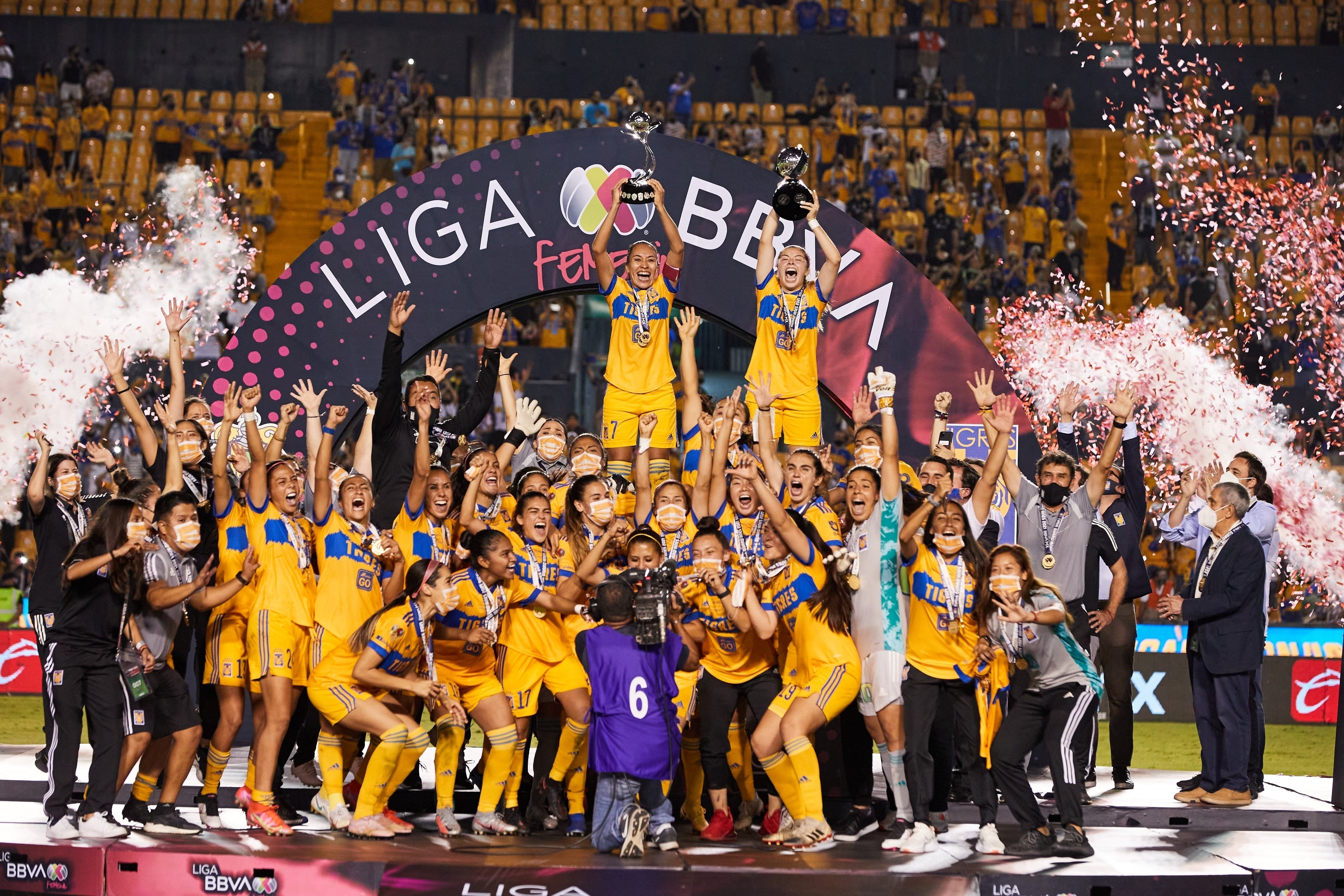 Festejo de Tigres femenil