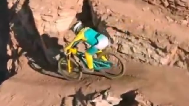 ¡Cayó de cabeza! Ciclista español, al borde de la muerte tras sufrir espeluznante accidente.