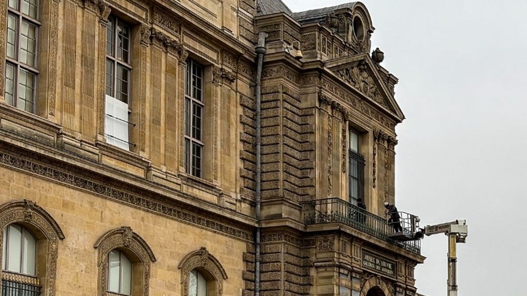 Museo del Louvre coloca reja en ventana tras robo de octubre de 2025