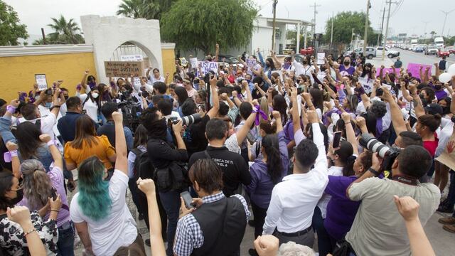 Personas pidiendo a motel Nueva Castilla esclarecer muerte de Debanhi Escobar.
