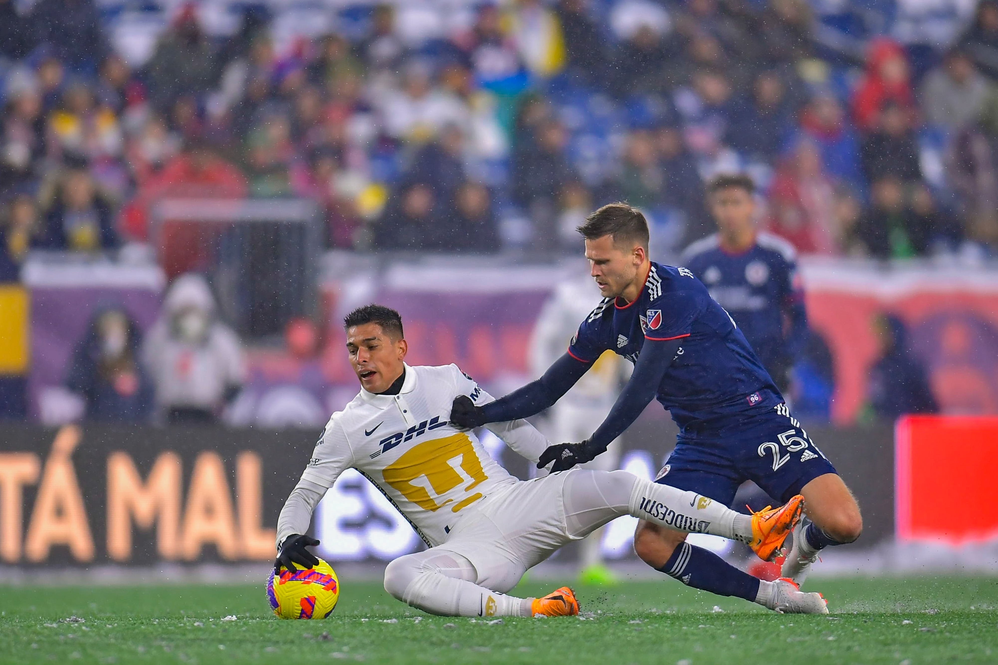 (L-R), Favio Alvarez of Pumas and Adam Buksa of Revolutions during the game New England Revolution (USA) vs Pumas UNAM (MEX), corresponding to Quarter Finals of first leg match of the 2022 Scotiabank Concacaf Champions League, at Gillette Stadium, on March 09, 2022.
<br><br>
(I-D), Favio Alvarez de Pumas y Adam Buksa de Revolutions durante el partido New England Revolution (USA) vs Pumas UNAM (MEX), correspondiente al partido de Ida de Cuartos de final de la Liga de Campeones Scotiabank Concacaf 2022, en el Gillette Stadium, el 09 de Marzo de 2022.