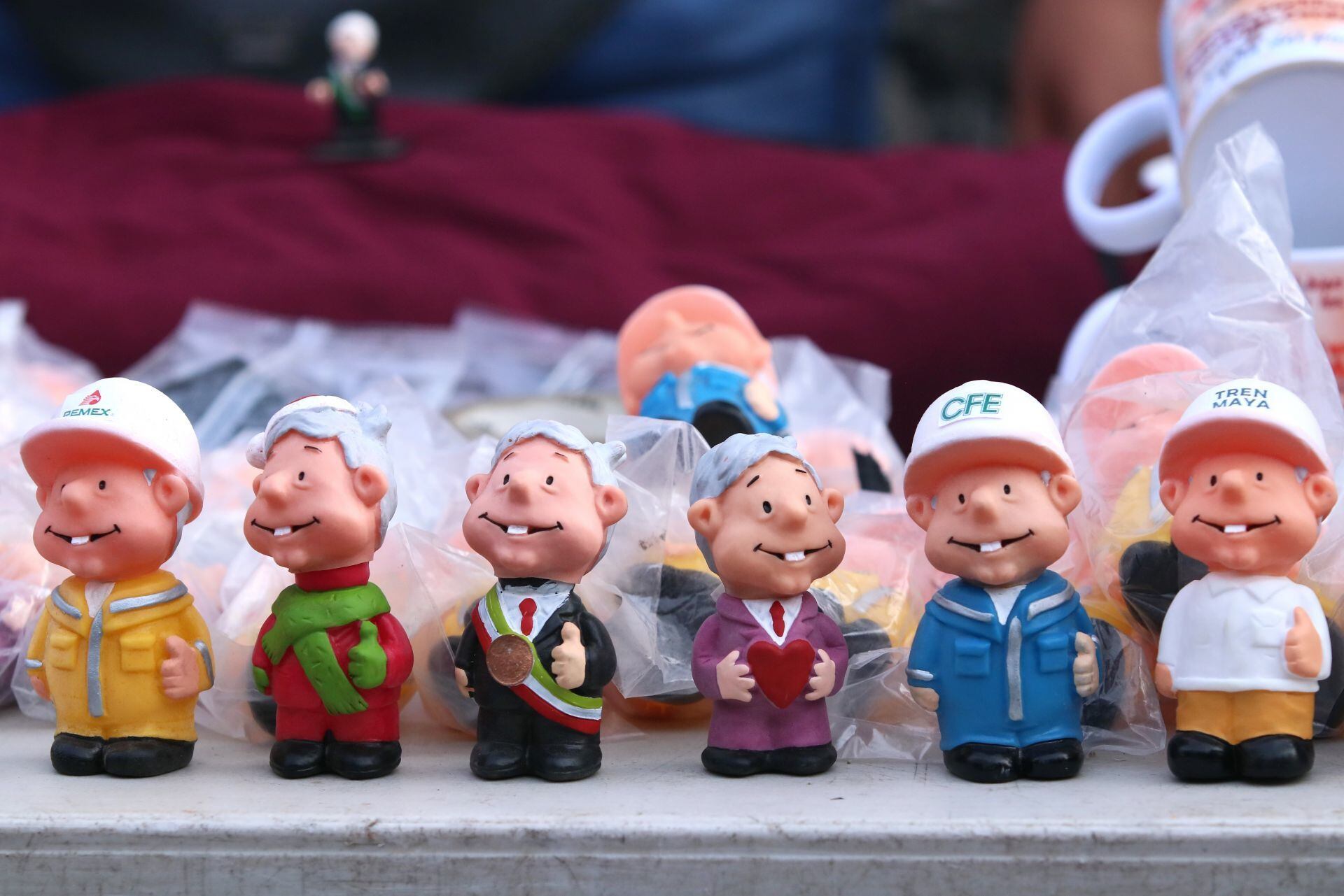 Figuras de plástico del presidente Andrés Manuel López Obrador en un puesto de venta