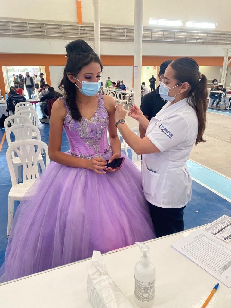 Quinceañera se aplica vacuna contra Covid-19 minutos antes de su fiesta
