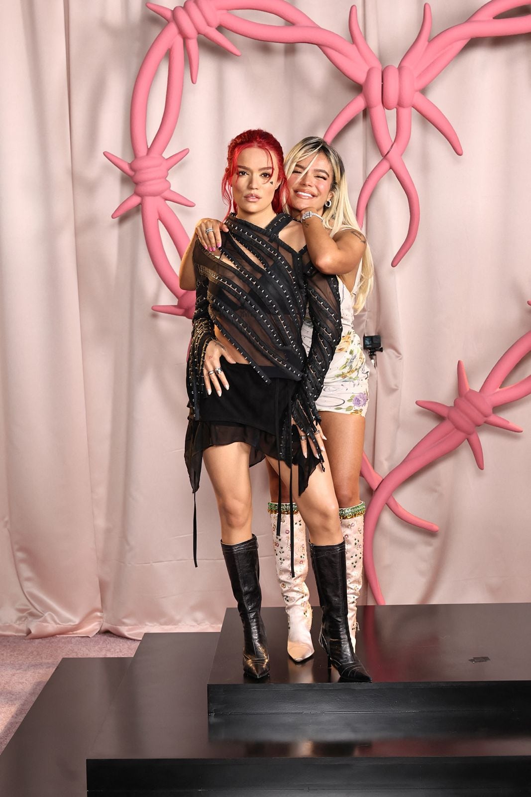 Karol G junto a su estatua de cera de su vídeo musical TQG
