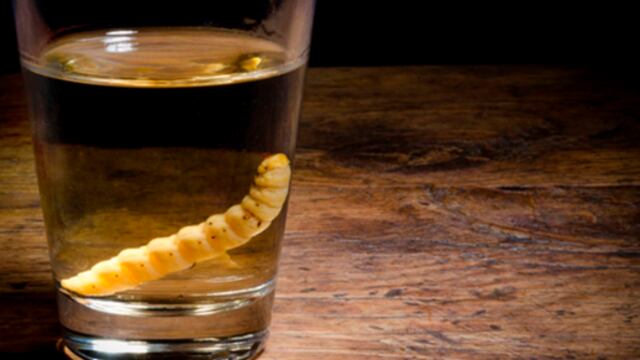 El de gusano, que es uno de los más sabrosos, toma el nombre porque al mezcal se le ponen gusanos de maguey enteros, lo cual le da un sabor inigualable.