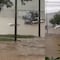 Por fuertes lluvias, autos quedan atrapados en Plaza Lago de Guadalupe en el Edomex