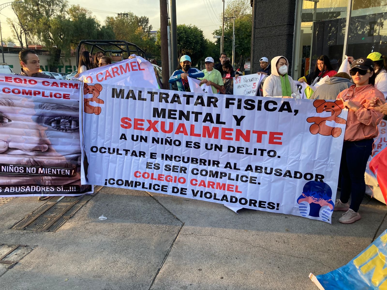 ¿Qué pasa en Cafetales y Calzada del Hueso? Padres de familia montan bloqueo por presunto abuso sexual en Colegio Carmel