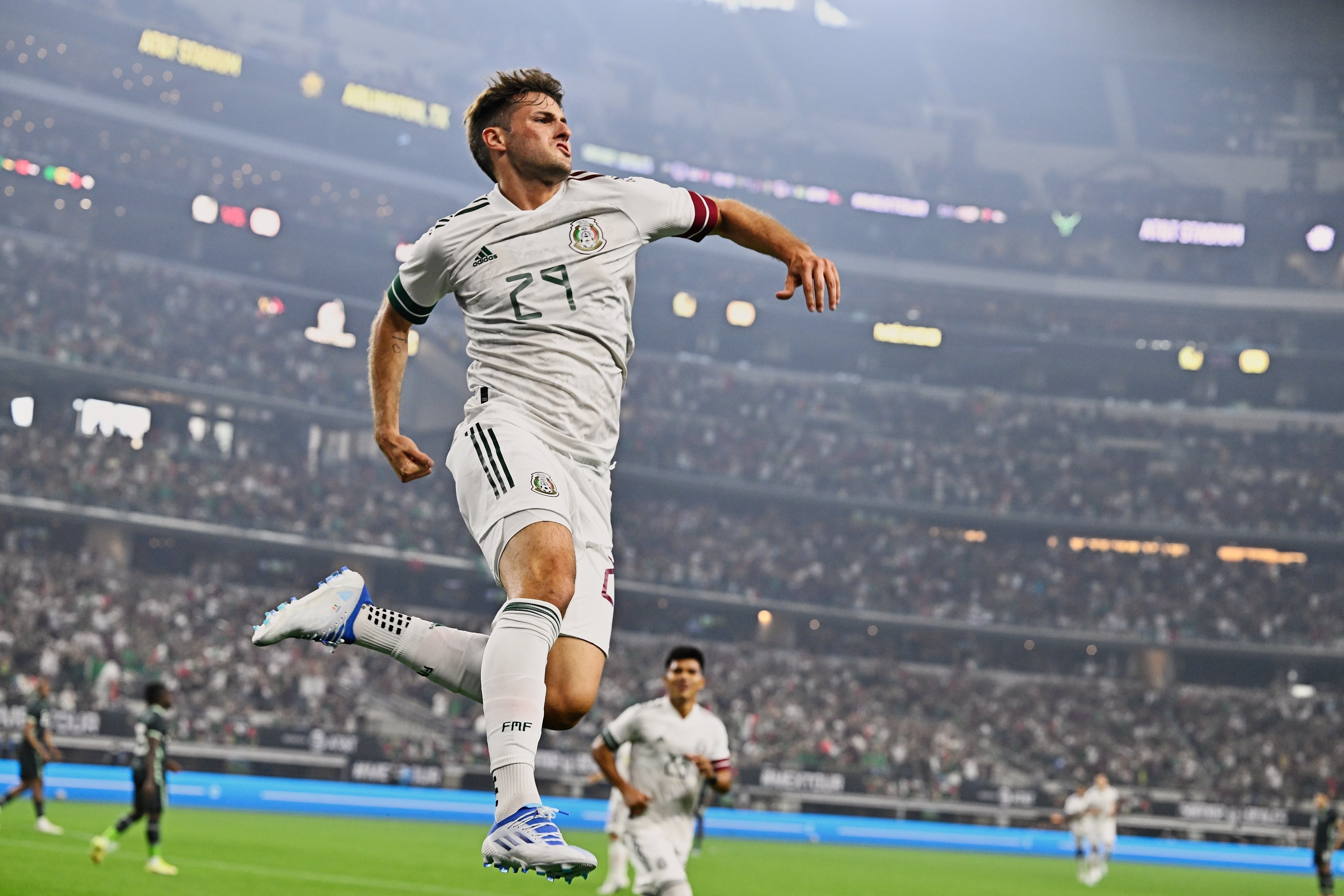 Santiago Giménez tiene a México arriba 1-0 al medio tiempo.