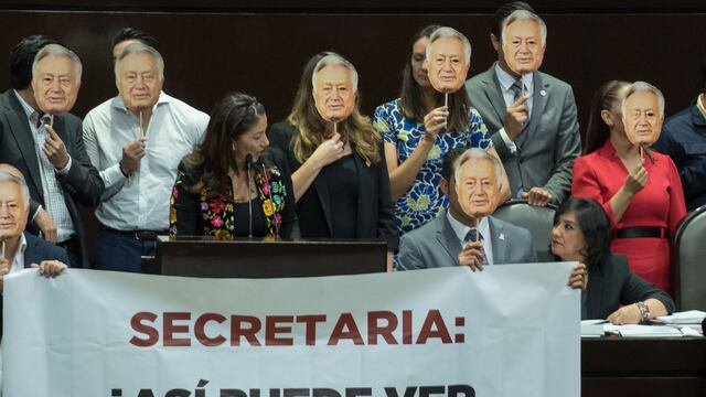 Durante la comparecencia de Irma Eréndira Sandoval, diputados de oposición protestaron contra la supuesta protección a Manuel Bartlett con máscaras de su cara.