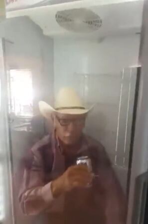 Hombre toma cerveza dentro de un refrigerador