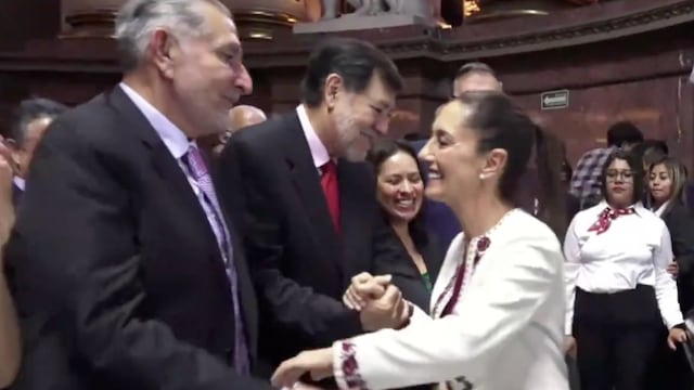 Noroña se quedó sin beso de Claudia Sheinbaum