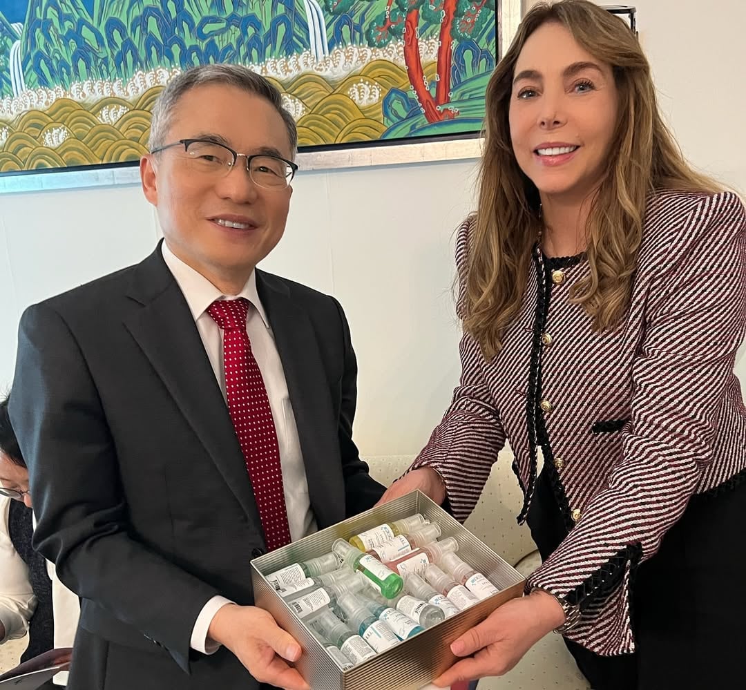 Belinda Schüll, mamá de Belinda, con el embajador de Corea del Sur.