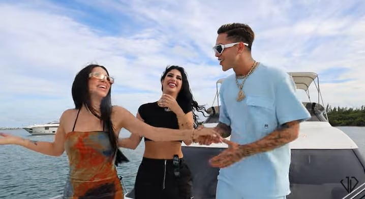 Juan de Dios Pantoja y Kimberly Loaiza siguen juntos y en el yate en el que el influencer se vio con su supuesta amante