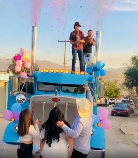 Revelan el sexo de su bebé con humo de tráiler