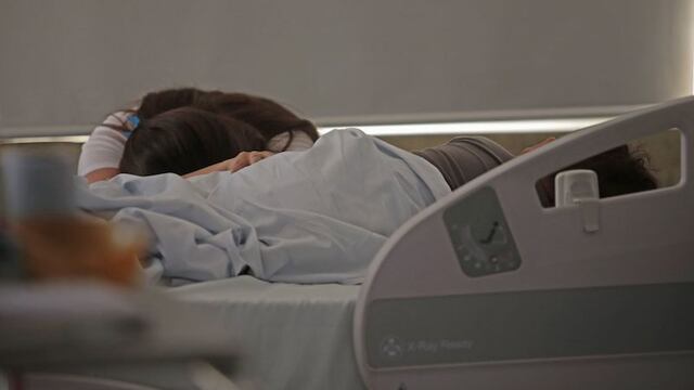 Un paciente de 14 años vende pulseras para pagar su tratamiento contra el cáncer