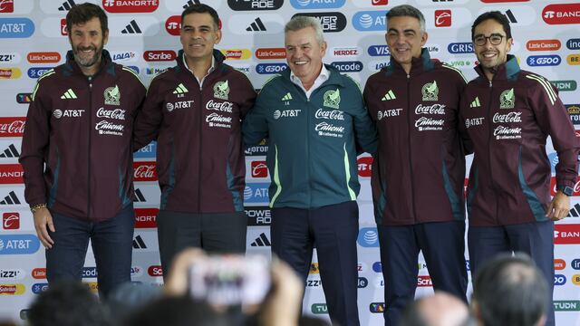 Javier Aguirre y su cuerpo técnico.