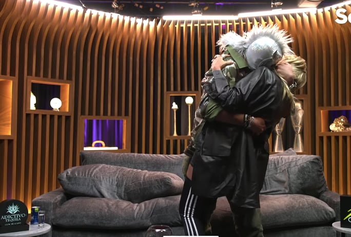 Adela Micha y Escorpión Dorado se besan
