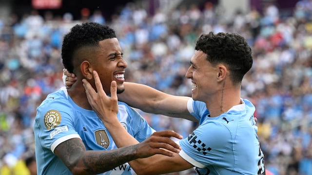 Savinho y Phil Foden con el Manchester City.