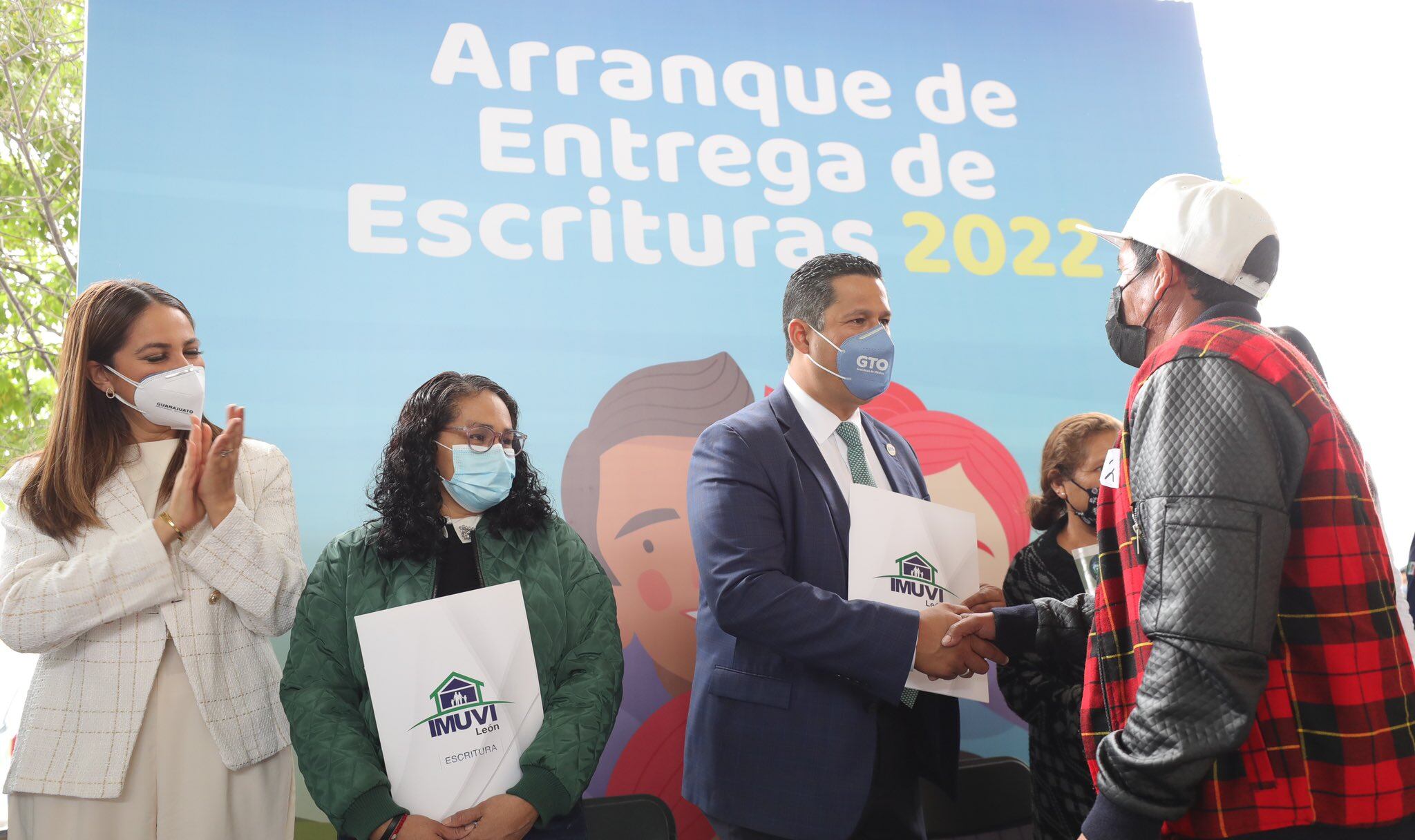 Diego Sinhue Rodríguez Vallejo en la entrega de escrituras