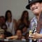 Carlos Santana ama la música de Adele y la defiende de las críticas