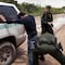Agentes migratorios de Texas tienen la orden de empujar a niños y bebés fuera de Estados Unidos y de vuelta al Río Grande, reportan