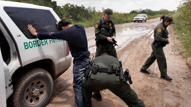 Agentes migratorios de Texas tienen la orden de empujar a niños y bebés fuera de Estados Unidos y de vuelta al Río Grande, reportan