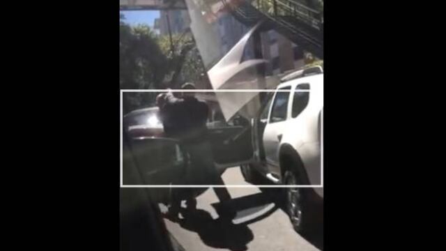 Guaruras de Ferrari en el momento en que golpean a un conductor sobre calzada de Tlalpan.