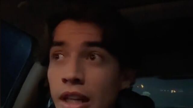 Un policía lo humilla por estar comiendo solo